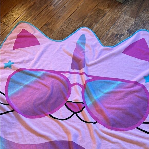 Oversized Jumbo Cat-Shaped Beach Towel with Sunglasses Design - Picture 4 of 8